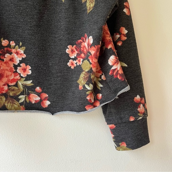 🌼 5/$25 Kids Dark Floral Crop Sweatshirt Cozy Rose Print Pullover Small/Medium - Picture 3 of 9